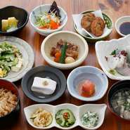 木を基調とした温もり溢れる落ち着くアットホームな店内で、美味しい料理に舌鼓を打ちながらの女子会はいかがでしょう。