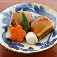 琉球王朝時代からの伝統ある逸品。脂分を丁寧に取り除きながら仕上げた、とろける様な柔らかな食感。