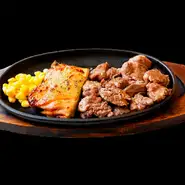 ステーキとハンバーグの組み合わせはボリューム満点！たっぷり掛かったソースとの相性も抜群です。