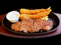 ステーキとハンバーグの組み合わせはボリューム満点！たっぷり掛かったソースとの相性も抜群です。
