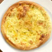 チーズがたっぷり乗った、アメリカンスタイルのピザです。
