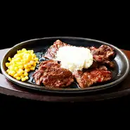 フワフワで口の中で溶けて広がる88自家製ガーリックバターをたっぷり乗せたステーキです。お好みで卓上のオニオンペッパーソースと合わせると更に美味しくなります。