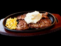 口の中で溶けて広がる自家製ガーリックバターをたっぷり乗せたステーキ。お好みで卓上のオニオンペッパーソースとご一緒にどうぞ！
※焼き加減は選べません。

150g=1,815円
200g=2,178円
300g=3,058円
400g=3,938円