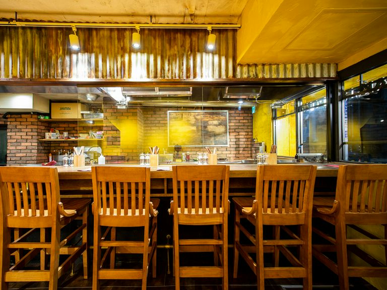 おひとりさまでも気兼ねなく、ステーキを味わえる店