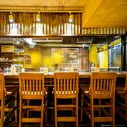 女性ひとりでも気軽に入りやすい居心地のよさも【ザ・ステーキ六本木 本店】の魅力。一人でガッツリとお肉を堪能したい時にぴったりなのがカウンター席です。肉と向き合い味わう時間はまさに至福のひと時。