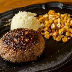 カットすると肉汁が溢れ出てくる絶品『肉汁ハンバーグステーキ　200g　シングル』