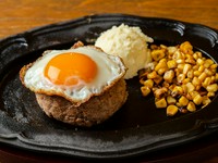 (トッピング:目玉焼き)
※当店のハンバーグには豚肉が使用されています