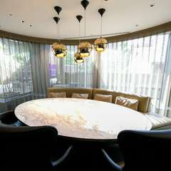 オープンな空間に多彩な席を用意。リゾート感のあるテラス席も