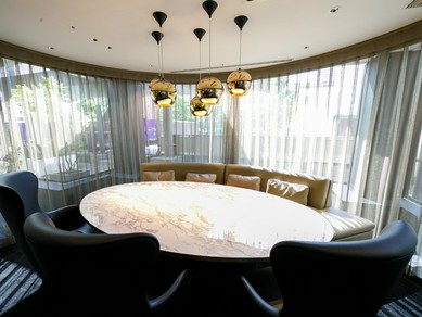 オープンな空間に多彩な席を用意。リゾート感のあるテラス席も