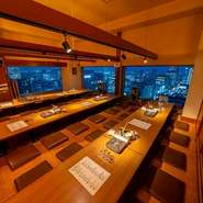 お席は簡単に仕切りで区切られるタイプなので、230名様まで（個室）対応可能になります。自慢の夜景は必須！　人数に合わせてレイアウト致します。