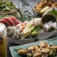 北海道と東北の旬の素材を生かしたお料理を修行を積んだ和食料理人が調理。
美味しいお酒とお料理を落ち着いた空間でお楽しみください。