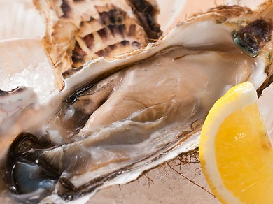 厚岸 生ガキ　レモン絞り
