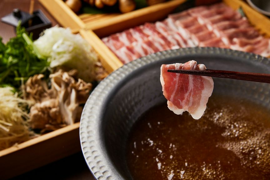 名物「ポークロースステーキ」と「生姜出汁しゃぶしゃぶ」がどちらも楽しめる贅沢なコースです。