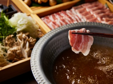 名物｢ポークロースステーキ｣と｢生姜出汁しゃぶしゃぶ｣がどちらも楽しめる贅沢なコースです｡