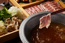 名物｢ポークロースステーキ｣と｢生姜出汁しゃぶしゃぶ｣がどちらも楽しめる贅沢なコースです｡