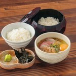 愛媛県宇和島の郷土料理 鯛の刺身にゴマや刻んだネギ、生卵などを 特性のタレと合わせご飯にかけて混ぜて食べる