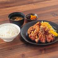 愛媛県今治市周辺で食べられている郷土料理。鶏の唐揚げの一種で鶏肉を醤油、日本酒、ニンニク、生姜などで作るタレで下味をつけ、片栗粉をまぶしもみ込んでから油で揚げています。