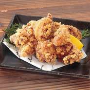 愛媛県今治市周辺で食べられている郷土料理。鶏の唐揚げの一種で、鶏肉を特製タレで下味をつけて揚げます。

・5個 490円
・7個 690円
・10個 890円