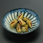 貝の爪を持って、爪楊枝で身を出して食べてください。