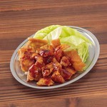 鶏肉を串に刺さず、鉄板で焼き、さらに「プレス」と呼ばれる取っ手付きの鉄板で上から押さえ、中はジューシーで外はカリッと焼きあげ秘伝のタレをかけます。