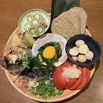 カツオタタキ、ちくきゅう、じゃこ天、うずら燻製、ガリトマト、なすタタキ、ニラ月見