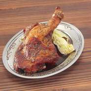 鶏の足を、まるごと一本焼きあげる豪快な料理。味付けはスパイシー。しっかりとした歯応えと噛みしめるほどに広がる旨味が楽しめます。
