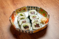 ブランドブリの荒木さん家のブリを藁焼きにし、ネギやにんにくなどの薬味を酢飯と有明産海苔で巻いた絶品の太巻きです。
※にんにくは抜くことも可能ですのでスタッフまでお声掛けください。