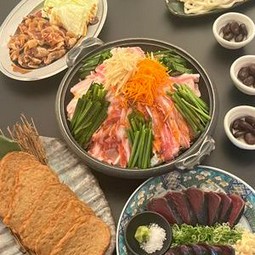 藁焼きカツオの塩タタキと今治焼き鳥が味わえる。
2時間飲み放題付きのお得な内容。