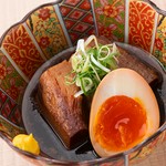 鹿児島県産 黒豚を柔らかく煮込みました。
