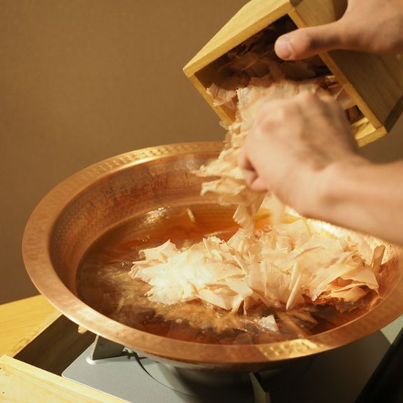＜削りたての鰹節を追い鰹するお出汁＞こだわりの詰まったオリジナルブレンド『出汁しゃぶ（1人前）』