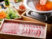 【2時間飲み放題付き】
黒豚の出汁しゃぶをメインに、全10品を堪能できるコースです。