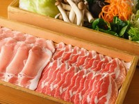 【2時間飲み放題付き】
黒豚＆黒毛和牛の出汁しゃぶをメインに、全10品を堪能できるコースです。