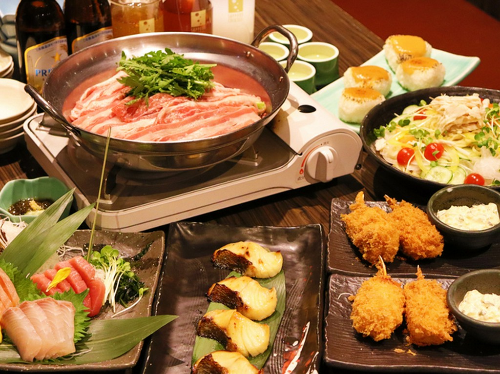 生本マグロ入りの｢お刺身5種盛り｣や蟹爪フライなど､ちょっと豪華なご宴会コース♪