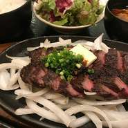 牛ハラミのビフテキ　ごはん　味噌汁　サラダ「漬物・明太子」食べ放題