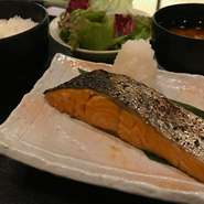 鮭の塩麹焼き　ごはん　味噌汁　サラダ「漬物・明太子」食べ放題