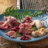 長期飼育で旨みを増した種鶏、やわらかな雌の若鶏、九州が誇るブランド地鶏…。贅沢な食べ比べができるのは、この店を訪れる楽しみの一つ。多彩な部位を盛り合わせた一皿は、鶏肉の新たな魅力を教えてくれます。