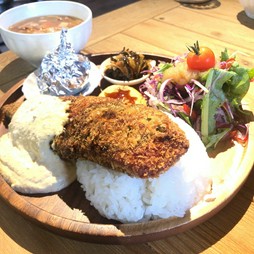 サーモンフライ　～オリーブのタルタル添え