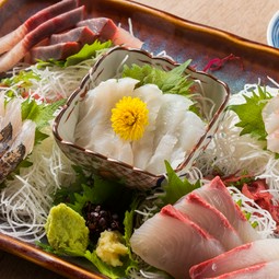 【2時間飲み放題付き】
鮮度抜群｢刺身3点盛り｣・名物｢牛すじ煮込み｣など全10品