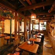 掘りごたつ貸切は30名様位まで、掘りごたつ+テーブルで80名様位まで、お店貸切で120名様まで。こだわりの沖縄料理が満喫できるコースはゆったり3時間飲み放題付も多数ご用意。詳細は店舗にお問い合わせ下さい。