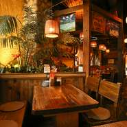 お店に入るとこだわりの沖縄空間が。琉球の古民家に来たかの様な店内。非日常の時間を満喫。完全個室10名様、掘りごたつお座敷個室30名様も完備してます。