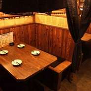 周りの目を気にせずくつろげる半個室席。少人数での宴会やデート、ちょっとした集まりにもぴったりです。