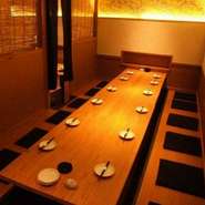 足元ゆったりの掘りごたつ席。落ち着いた雰囲気の中で、食事も会話もゆったりお楽しみいただけます。