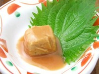 豆腐を紅麹と泡盛などを用いた漬け汁に長時間漬け込み、発酵・熟成させた発酵食品。沖縄の最強珍味！