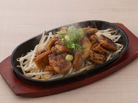 豚の旨みがじゅわっと広がるコリコリジューシー！
モツ好きにはたまらない豚ホルモンちゃんぷるー。