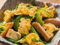 「ちゃんぷるー」とは沖縄の方言で「ごちゃ混ぜ」。ゴーヤ・スパム・豆腐・玉子を炒めた沖縄県の名物料理です。