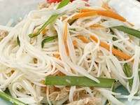 沖縄のソーメンを使ったビーフンみたいなチャンプル。