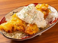 外側はカリッと、中はふんわり。島の恵みをカジュアルに味わう一皿。オリオンビールにピッタリ！