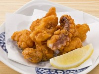 カリッと揚がった衣の中に、プリプリ食感のタコ！ビールがすすむ間違いなしの一品！