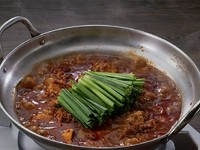 花椒薫る旨辛スープに､沖縄ゆし豆腐とひき肉のコクが溶け込む逸品！
ピリッと痺れる辛さで､体の芯から温まります◎