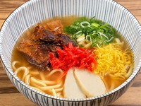 じっくり煮込んだ軟骨ソーキとかつお風味がきいたあっさりスープの定番沖縄そば！